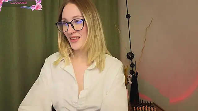 Snapshot of BiancaHelo chatting on 09.24.25 BiancaHelo online show from 09.24.25