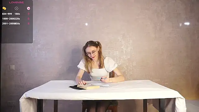 Snapshot of BeatrixHiett chatting on 10.04.25 BeatrixHiett online show from 10.04.25