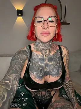 Snapshot of CatCoxx chatting on 04.24.26 CatCoxx online show from 04.24.26