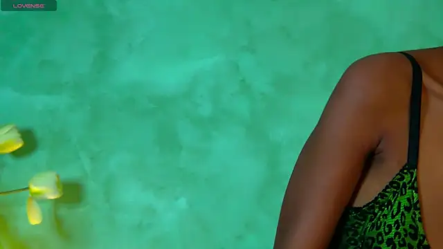 Snapshot of Izzie_Sugar chatting on 10.15.25 Izzie Sugar online show from 10.15.25