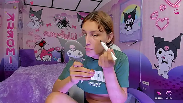Snapshot of michell__petit_ chatting on 10.15.25 michell petit online show from 10.15.25