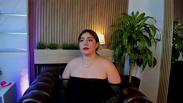 Snapshot of AdelaTaylor chatting on 10.11.25 AdelaTaylor online show from 10.11.25
