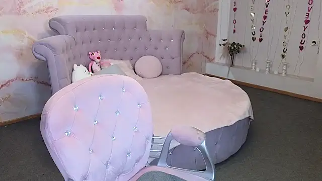 Snapshot of Anna_Kenann chatting on 10.15.25 Anna Kenann online show from 10.15.25