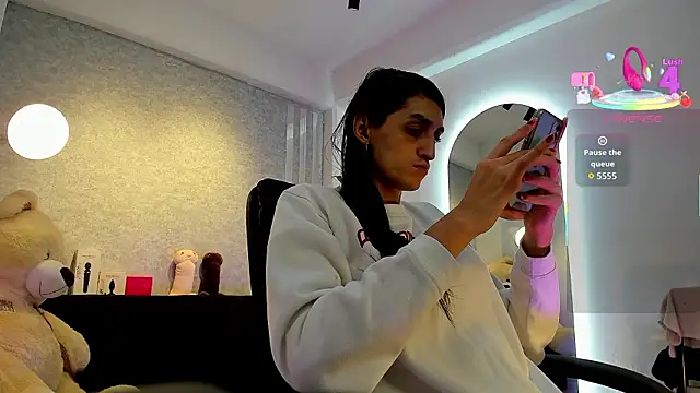 Snapshot of lily_cash1 chatting on 02.01.26 lily cash1 online show from 02.01.26