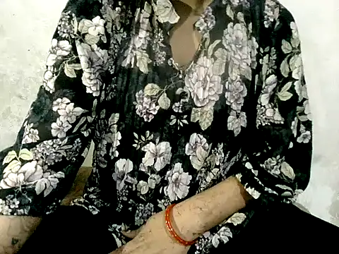Snapshot of RIYA_SOOD chatting on 10.14.25 RIYA SOOD online show from 10.14.25