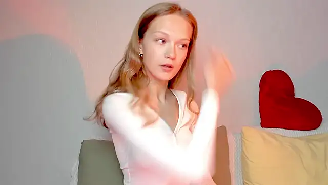 Snapshot of Kara_smalltits chatting on 05.29.26 Kara smalltits online show from 05.29.26