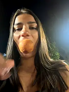 Snapshot of -juicy_ chatting on 11.15.25 -juicy online show from 11.15.25