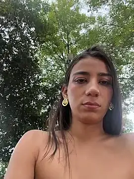 Snapshot of -juicy_ chatting on 11.23.25 -juicy online show from 11.23.25