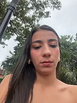 Snapshot of -juicy_ chatting on 11.28.25 -juicy online show from 11.28.25