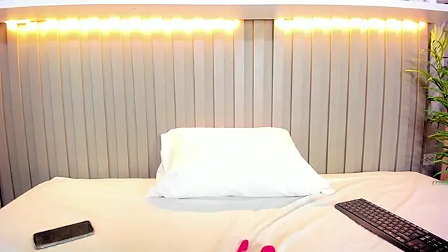 Snapshot of natalyWilliams chatting on 10.17.25 natalyWilliams online show from 10.17.25