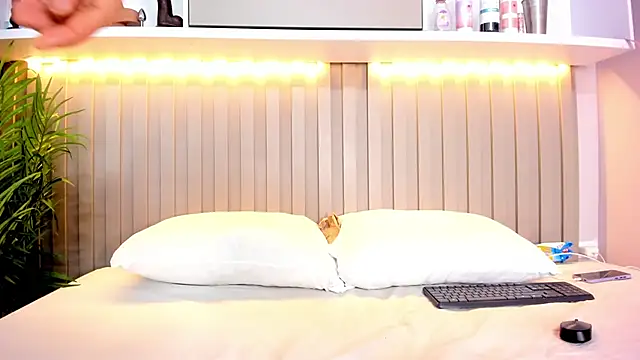 Snapshot of natalyWilliams chatting on 11.21.25 natalyWilliams online show from 11.21.25