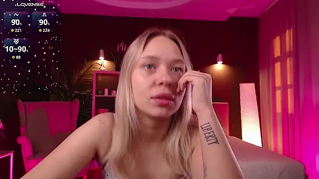 Snapshot of Pooja_Hegde chatting on 09.27.25 Pooja Hegde online show from 09.27.25