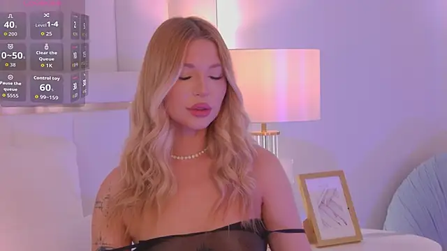 Snapshot of AriellaMelo chatting on 10.10.25 AriellaMelo online show from 10.10.25