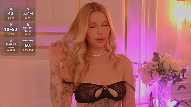 Snapshot of AriellaMelo chatting on 10.14.25 AriellaMelo online show from 10.14.25