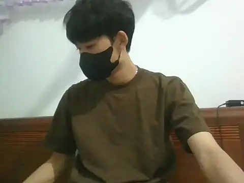 Snapshot of Minh chatting on 11.07.25 Minh online show from 11.07.25