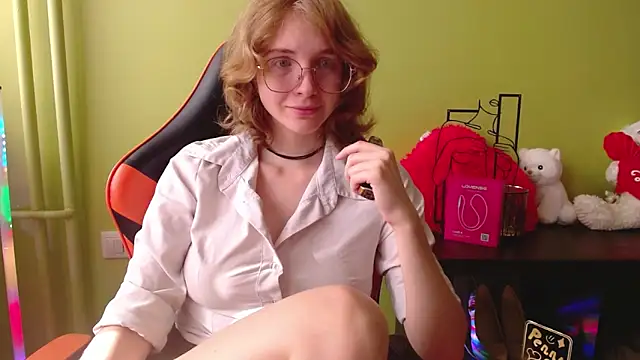 Snapshot of juicyPenny chatting on 06.19.26 juicyPenny online show from 06.19.26