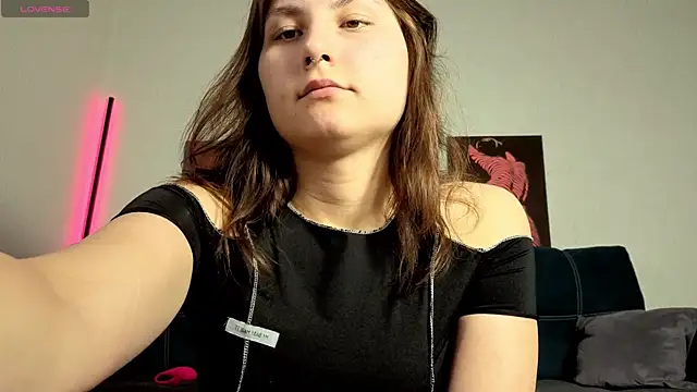 Snapshot of TrixiBell chatting on 05.13.26 TrixiBell online show from 05.13.26