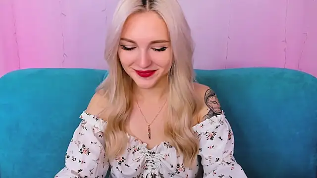 Snapshot of LisaFoxyMe chatting on 10.05.25 LisaFoxyMe online show from 10.05.25