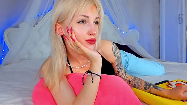 Snapshot of LisaFoxyMe chatting on 06.16.26 LisaFoxyMe online show from 06.16.26