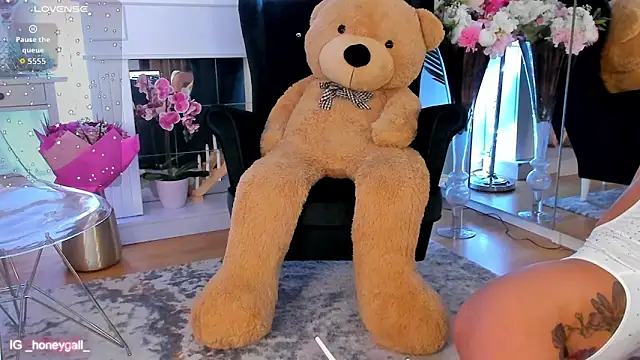 Snapshot of GallienneGold chatting on 01.19.26 GallienneGold online show from 01.19.26