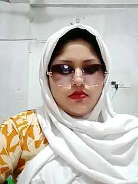 Snapshot of Nusrat-N chatting on 04.18.26 Nusrat-N online show from 04.18.26