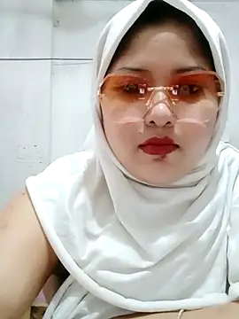 Snapshot of Nusrat-N chatting on 04.21.26 Nusrat-N online show from 04.21.26