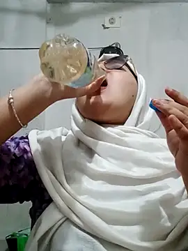Snapshot of Nusrat-N chatting on 04.28.26 Nusrat-N online show from 04.28.26