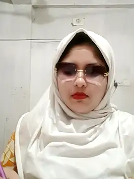 Snapshot of Nusrat-N chatting on 05.17.26 Nusrat-N online show from 05.17.26