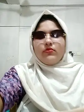 Snapshot of Nusrat-N chatting on 05.18.26 Nusrat-N online show from 05.18.26