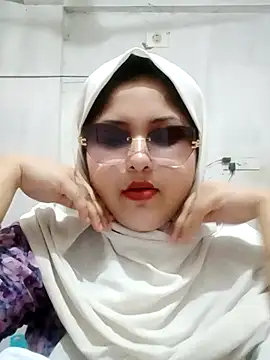 Snapshot of Nusrat-N chatting on 05.18.26 Nusrat-N online show from 05.18.26