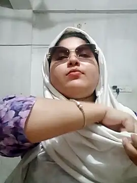 Snapshot of Nusrat-N chatting on 05.19.26 Nusrat-N online show from 05.19.26