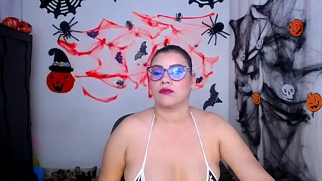 Snapshot of ValeriaHairy chatting on 10.11.25 ValeriaHairy online show from 10.11.25