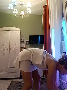 Julia Giulia online show from 12.17.25