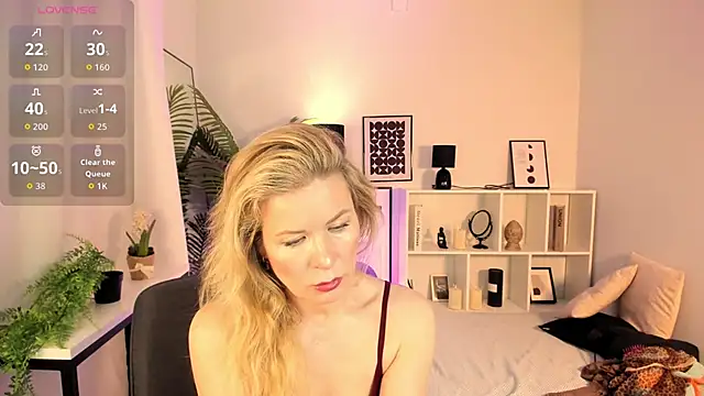 Julia Giulia online show from 04.03.26