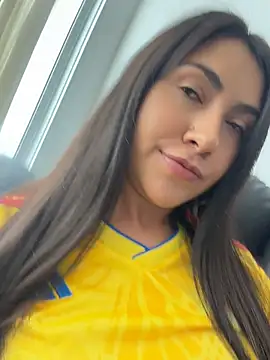 Snapshot of miel_latina chatting on 06.21.26 miel latina online show from 06.21.26