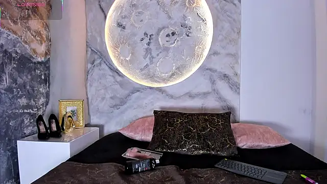 RoxanaBorns  online show from 11.25.25