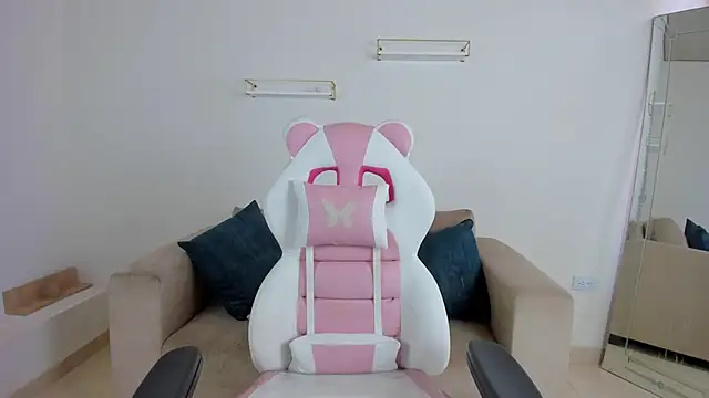 april smiith online show from 11.10.25