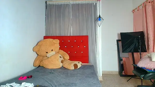 naomi campbel  online show from 09.23.25