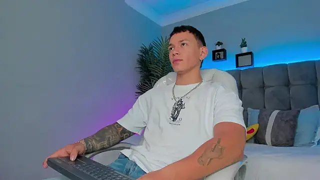 Snapshot of Thomas_moon chatting on 05.17.26 Thomas moon online show from 05.17.26