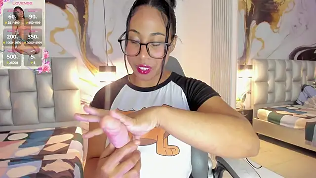 Snapshot of Elowen_Clark chatting on 09.23.25 Elowen Clark online show from 09.23.25