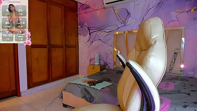 Snapshot of Elowen_Clark chatting on 10.14.25 Elowen Clark online show from 10.14.25