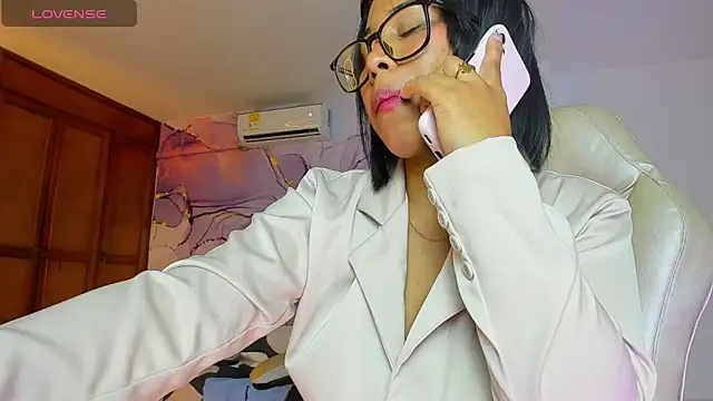 Snapshot of Elowen_Clark chatting on 10.18.25 Elowen Clark online show from 10.18.25