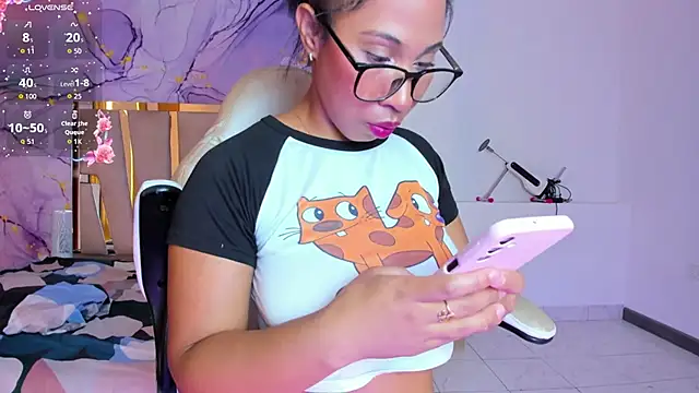 Snapshot of Elowen_Clark chatting on 10.24.25 Elowen Clark online show from 10.24.25