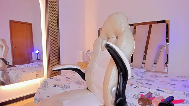 Elowen Clark online show from 12.22.25