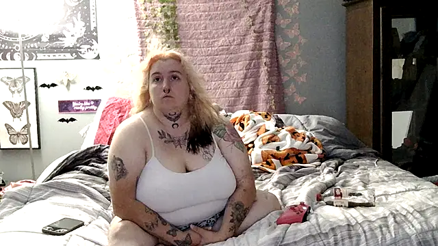 Snapshot of vanessraine chatting on 06.17.26 vanessraine online show from 06.17.26