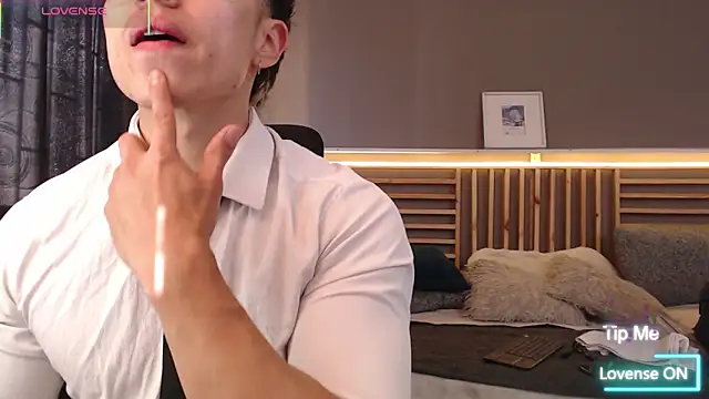 Snapshot of PaulEvens chatting on 02.10.26 PaulEvens online show from 02.10.26