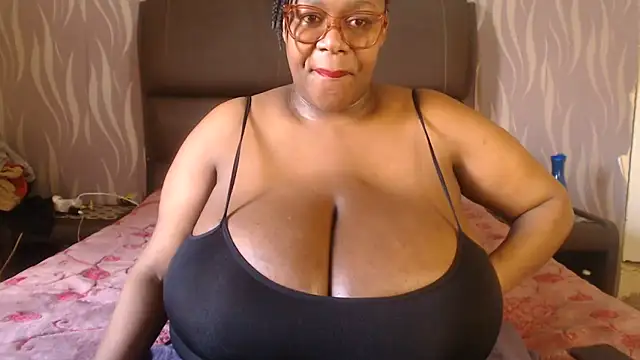 Snapshot of BoobsQueen46K chatting on 06.30.26 BoobsQueen46K online show from 06.30.26