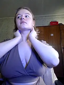 Snapshot of SlipperSherry chatting on 09.28.25 SlipperSherry online show from 09.28.25