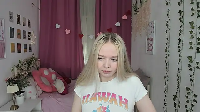 Snapshot of BellaMontgomery chatting on 05.28.26 BellaMontgomery online show from 05.28.26