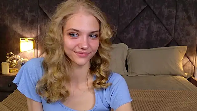 Snapshot of 4example_Chloe chatting on 04.18.26 4example Chloe online show from 04.18.26